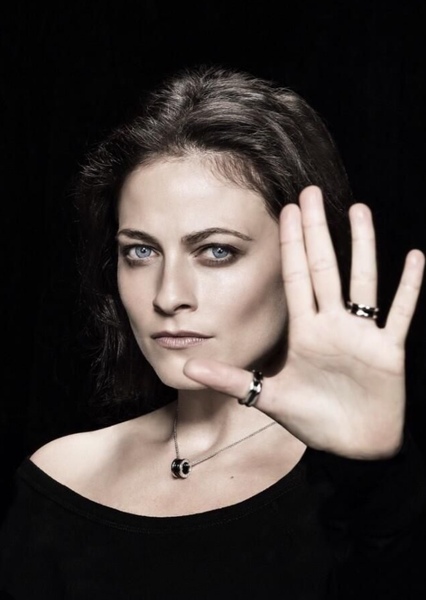 Lara Pulver