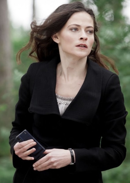 Lara Pulver photo
