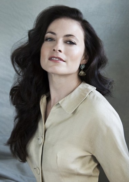 Lara Pulver photo