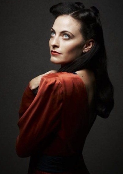 Lara Pulver photo