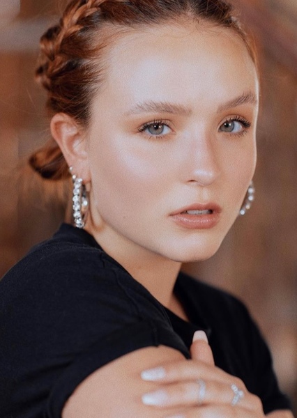 Larissa Manoela photo