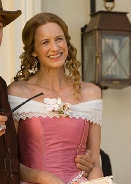 Laura Cayouette photo