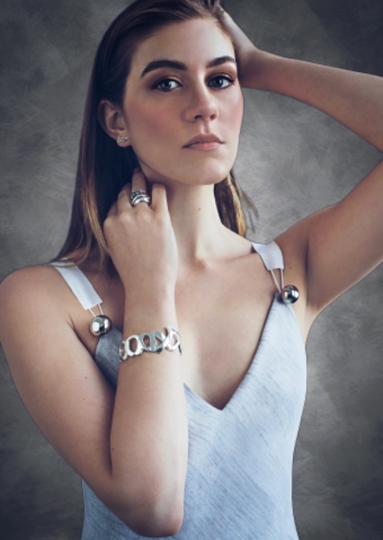 Laura Dreyfuss photo