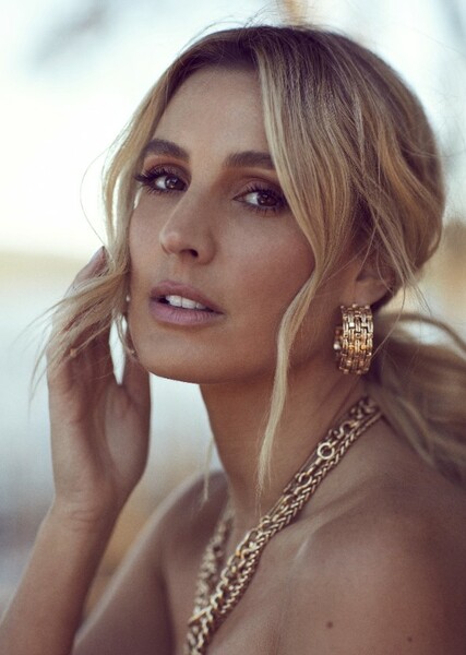 Laura Dundovic photo