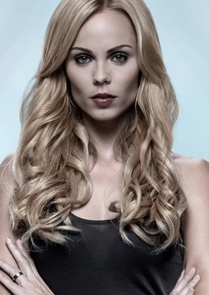Laura Vandervoort photo