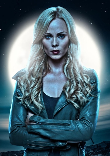 Laura Vandervoort photo