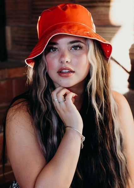 Lauren Spencer-Smith photo