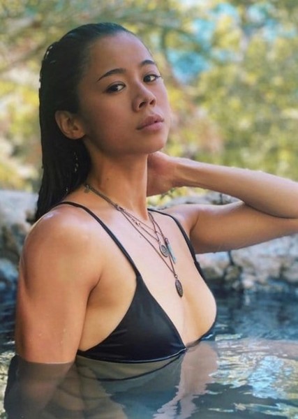 Leah Lewis photo