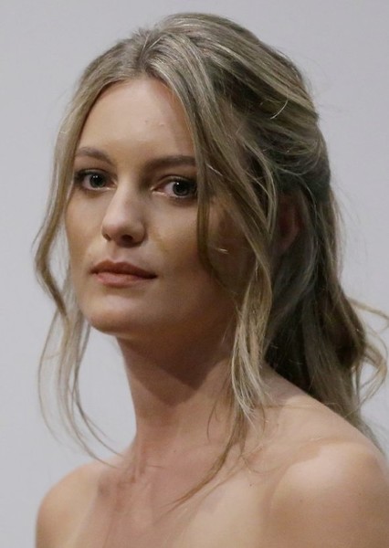 Leila George photo