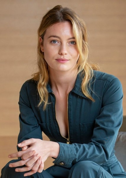 Leila George photo