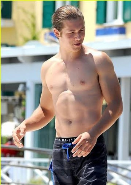 Leo Howard photo