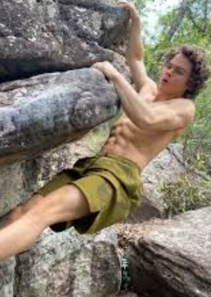 Levi Miller photo