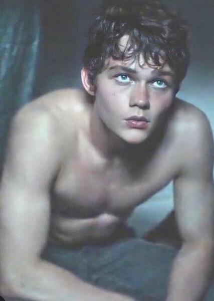 Levi Miller photo