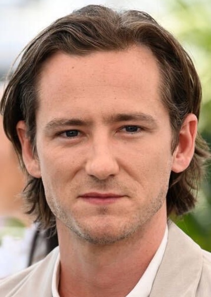 Lewis Pullman photo