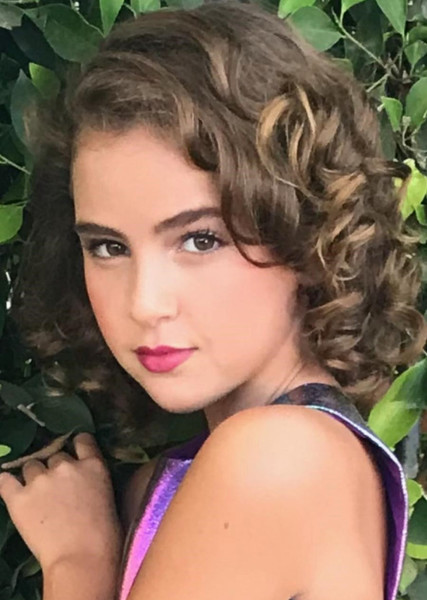 Lexy Kolker as Stina Heks in Keeper