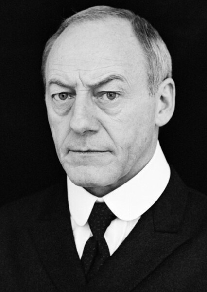 Liam Cunningham photo