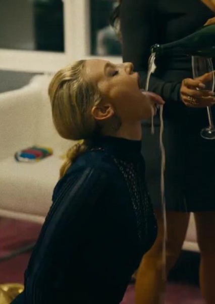 Lili Reinhart photo