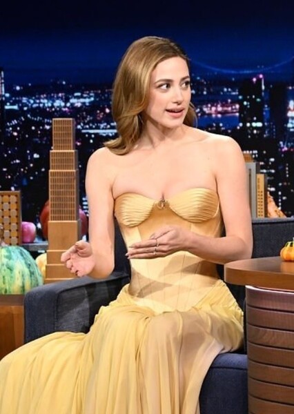 Lili Reinhart photo