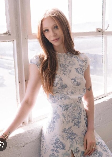 Liliana Mumy as Leni in The Loud Hollywood Stars