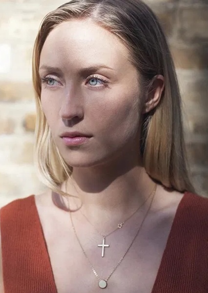 Lily Loveless photo