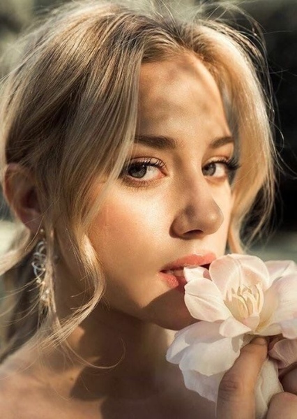 Lily Reinhart photo