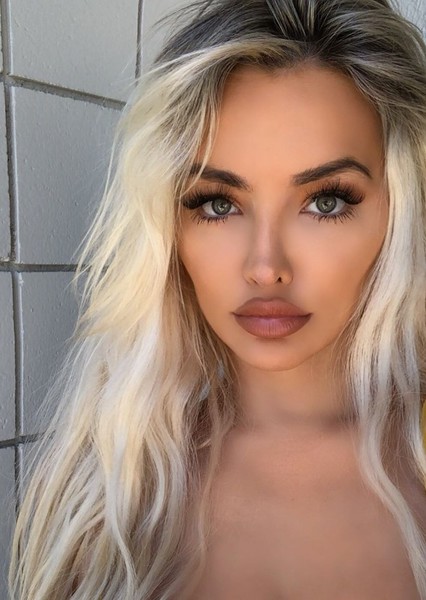 Lindsey Pelas photo
