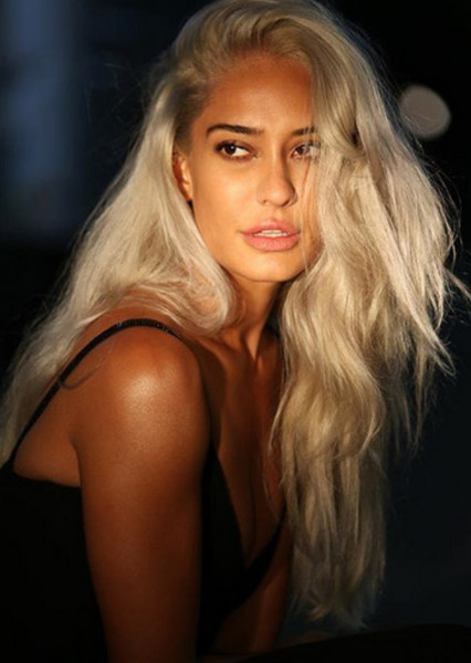 Lisa Haydon photo