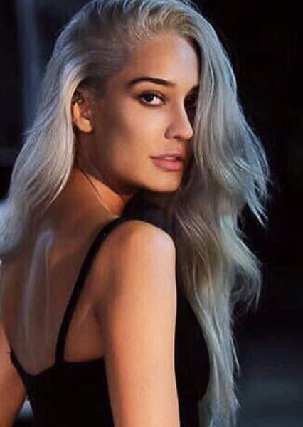 Lisa Haydon photo