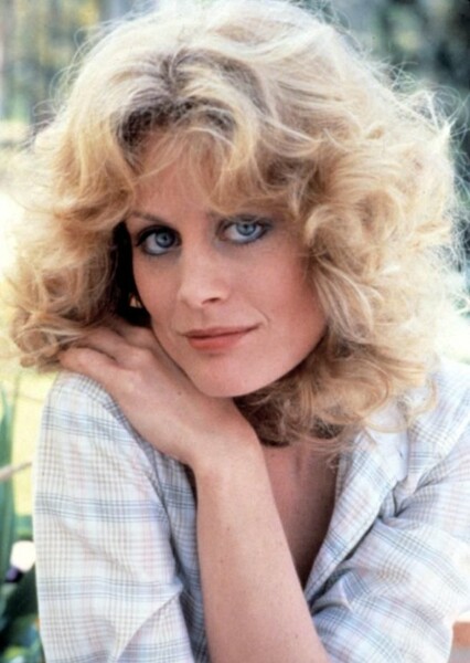 Lisa Simons (Beverly D'Angelo)