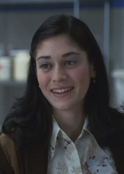 Lizzy Caplan photo