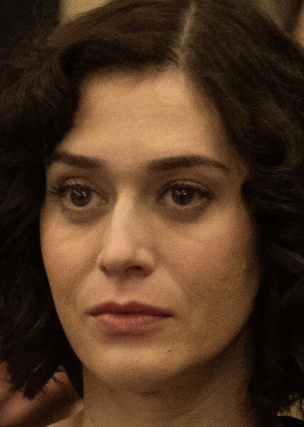 Lizzy Caplan photo