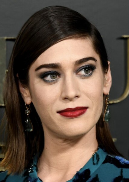 Lizzy Caplan photo