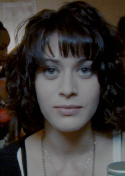 Lizzy Caplan photo