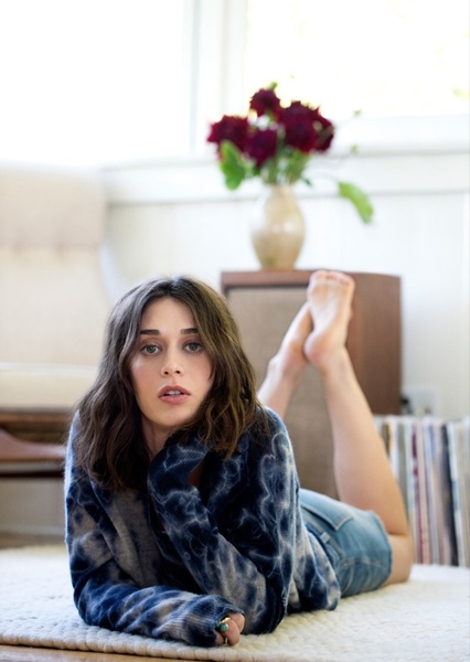 Lizzy Caplan photo