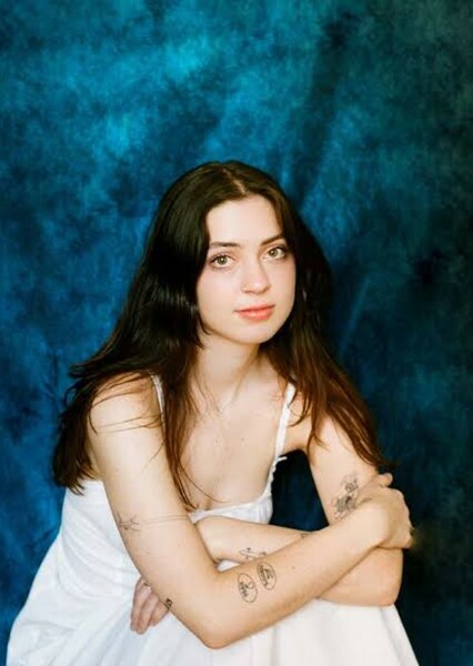 Lizzy McAlpine photo