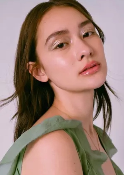 Lola Tung photo