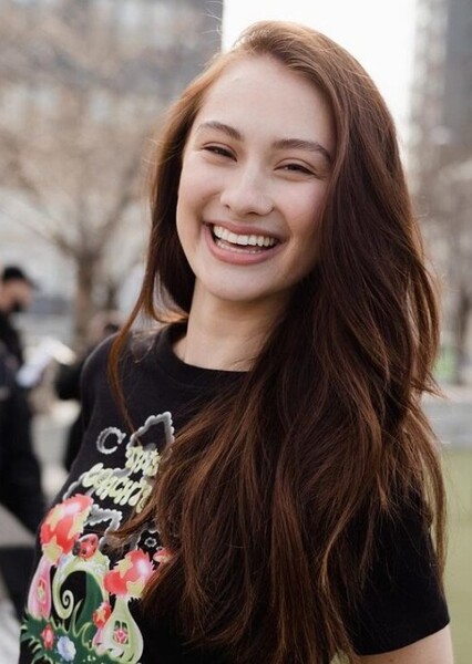 Lola Tung photo