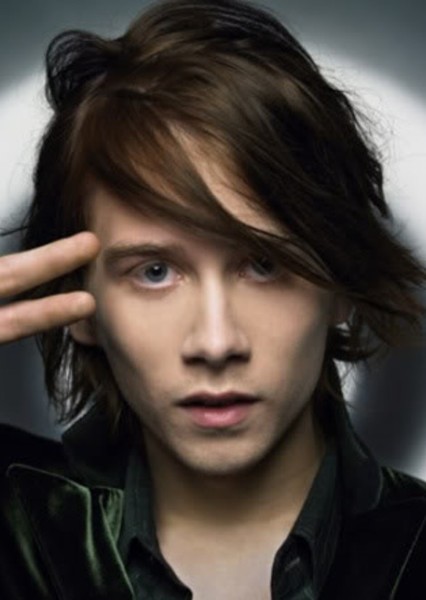 Lou Taylor Pucci photo