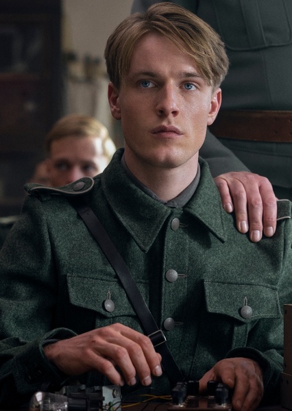 Louis Hofmann photo