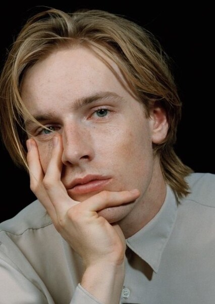 Louis Hofmann photo
