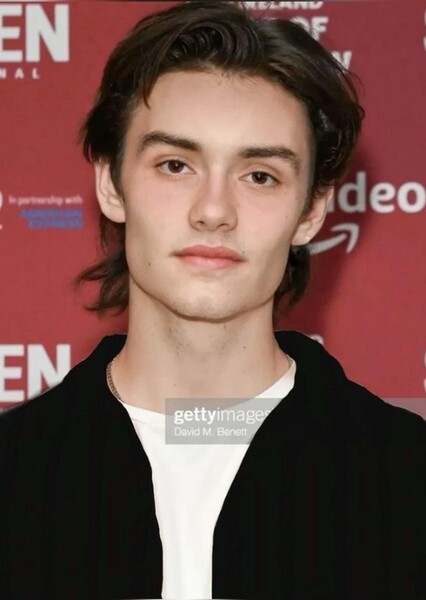 Louis Partridge photo