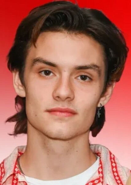 Louis Partridge photo