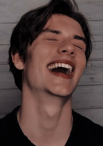 Louis Partridge photo