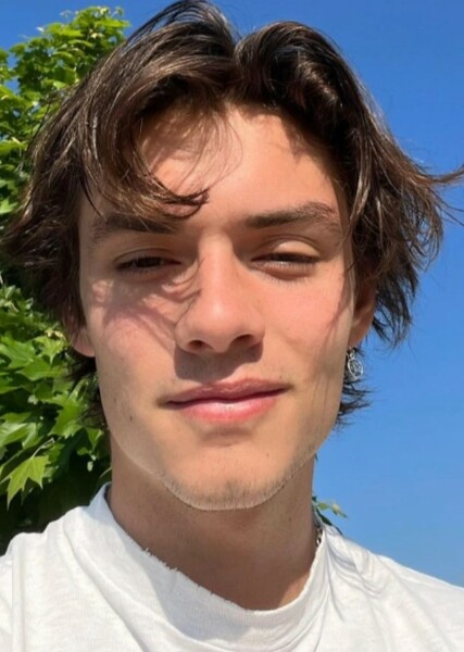 Louis Partridge photo