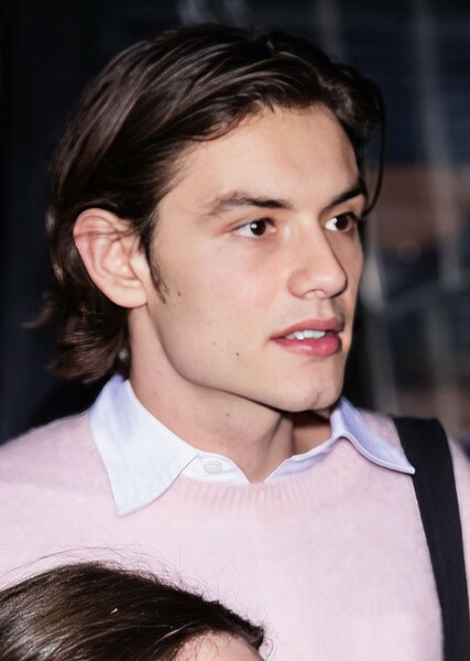 Louis Partridge photo