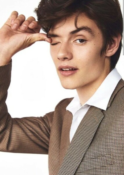 Louis Partridge photo