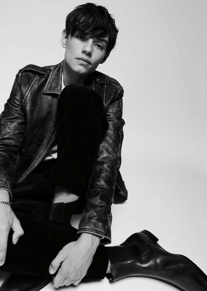Louis Partridge photo