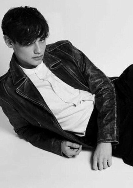 Louis Partridge photo