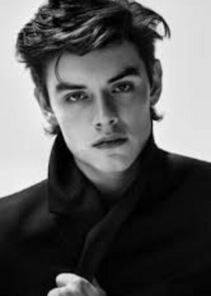 Louis Partridge photo