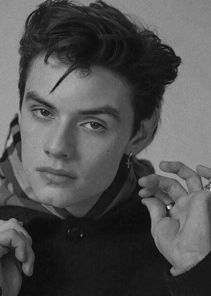 Louis Partridge photo